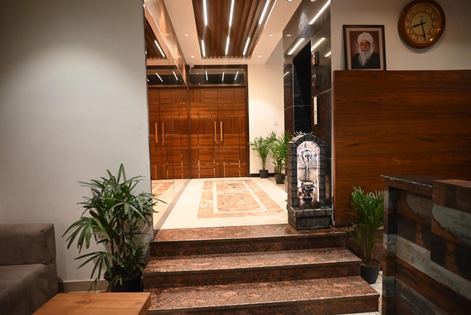 Hotel Lake View Chandīgarh Exterior foto