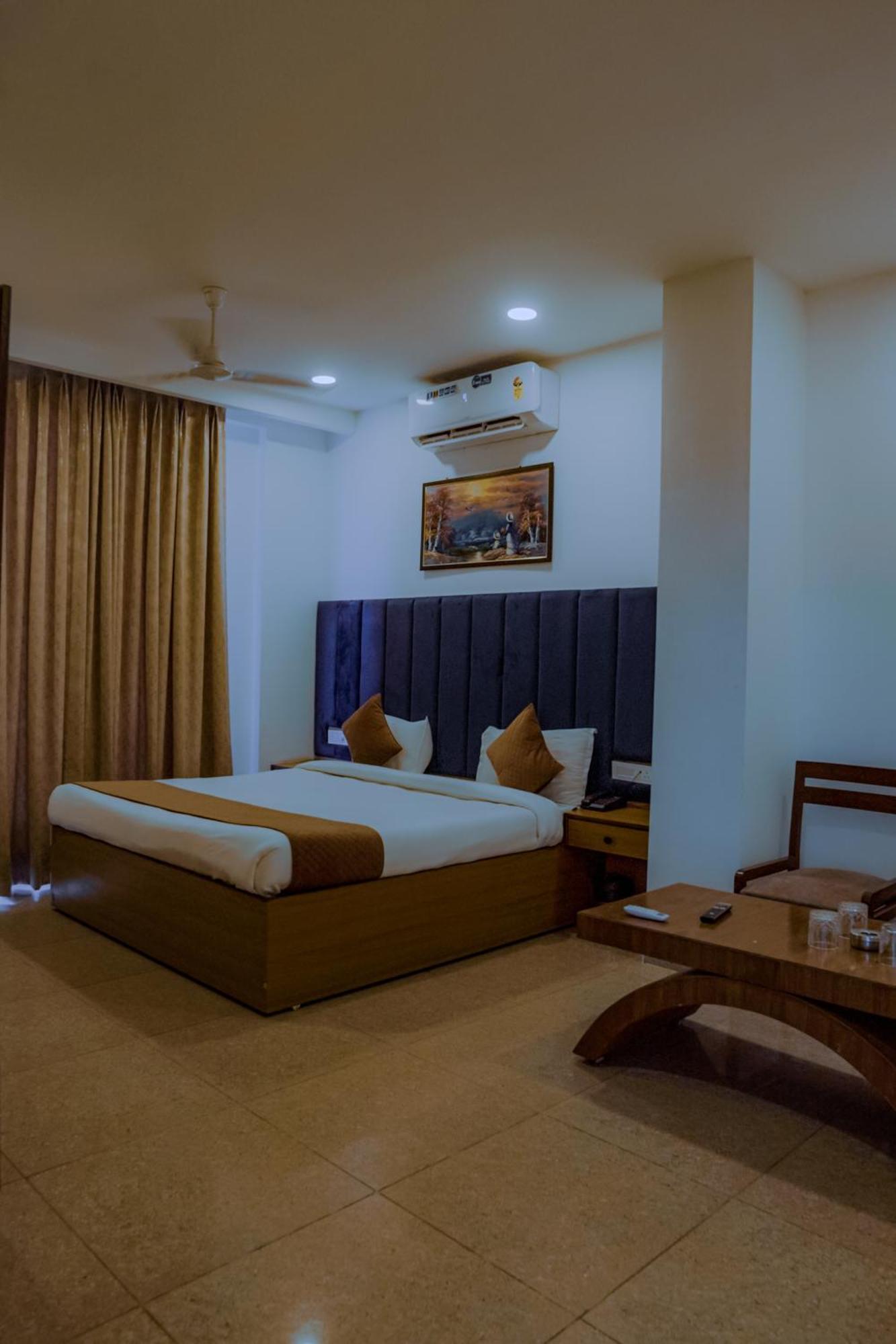 Hotel Lake View Chandīgarh Exterior foto